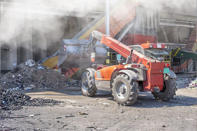 لودر معدن در حال کار زیر سیستم مه‌پاش برای کنترل گرد و غبار