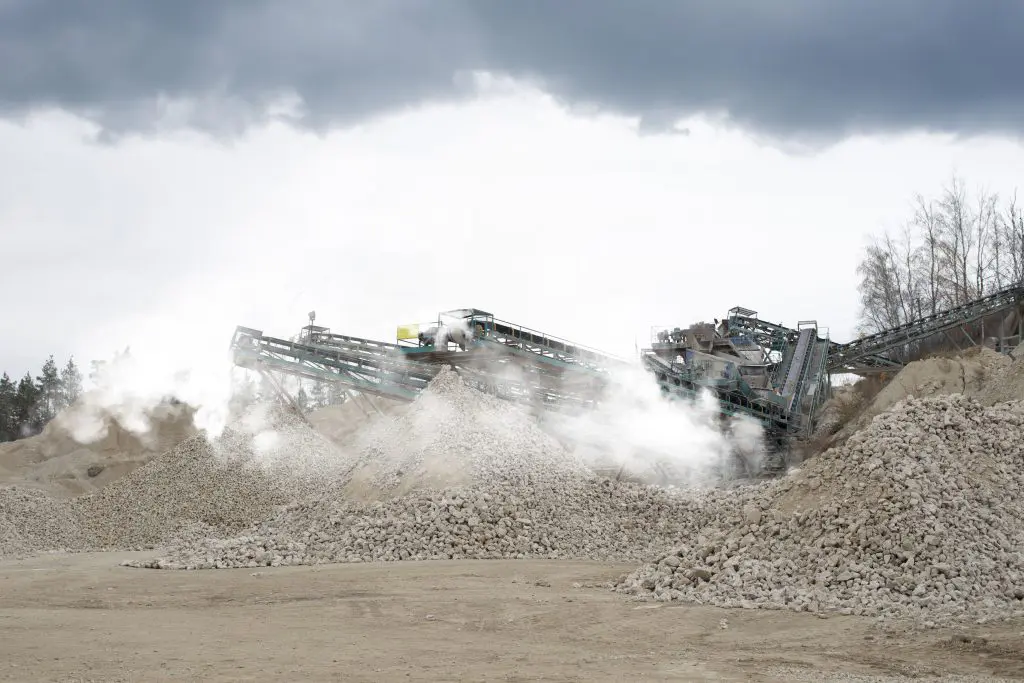 سیستم مه‌پاش صنعتی برای کنترل گرد و غبار در معادن